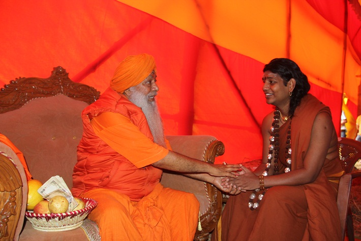 Sukhdevanandji talks in private to The Supreme Pontiff of Hinduism during the visit