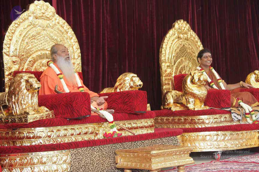 The SPH with Swami Śri Sukhdevanandji during the coronation ceremony3